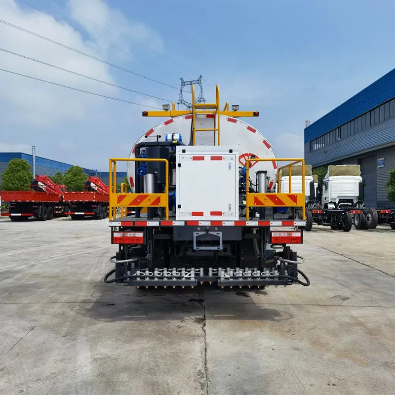 DONGFENG 4x2 Intelligent Asphalt Distributor Truck - Heated Bitumen Sprayer for Road Maintenance 1